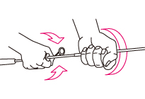 ロッドセパレーターをロッドの接合部付近に<br />
竿を挟み込んで取り付けます。<br />
両手で握り、ねじることで滑らず簡単に外せます。